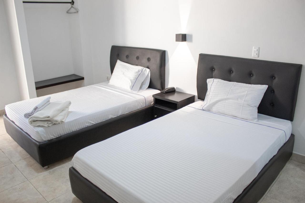 Hotel Fenix Кукута Экстерьер фото