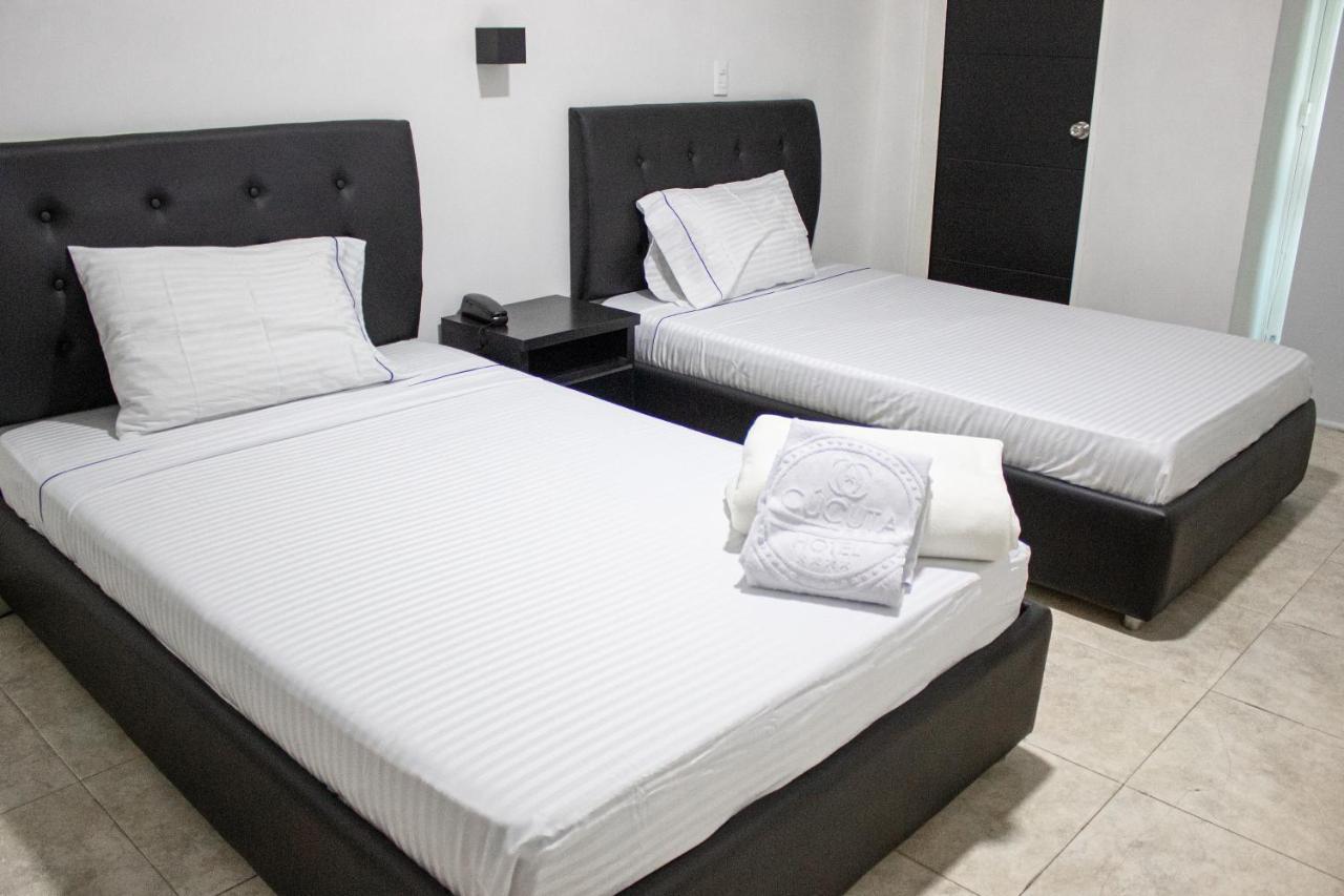 Hotel Fenix Кукута Экстерьер фото